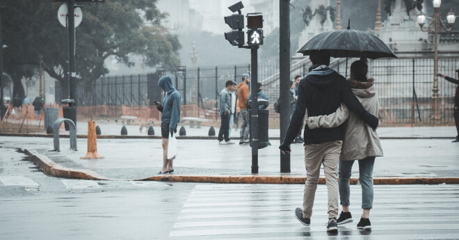 雨のゴルフを楽しむ方法｜必須アイテムやキャンセル料はいつ発生する？