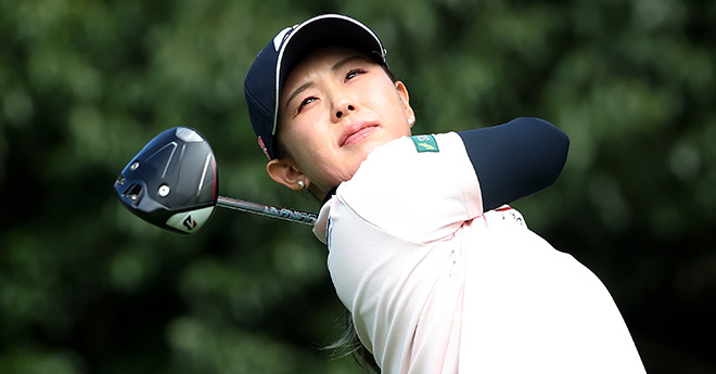 吉田優利、岩井千怜が4打差6位　ユ・ヘラン「64」で首位浮上