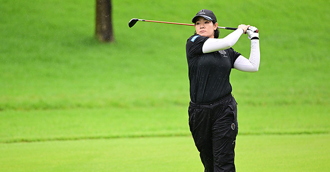 川岸史果、阿部未悠が首位　昨年Vの佐久間朱莉は「77」で出遅れ