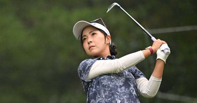 青木瀬令奈が単独首位　昨年Vの荒木優奈は4位、佐久間朱莉10位