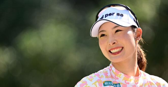 鶴岡果恋がツアー初V王手　エース達成の鈴木愛は5位