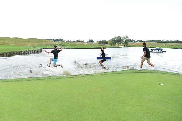 男性がウォーターハザード内の泥沼へジャンプ　米ゴルフ番組で取り上げられる