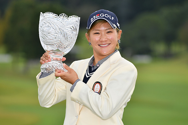 成田美寿々が逆転で今季3勝目　ツアー初Vを狙った松田鈴英は2打差3位