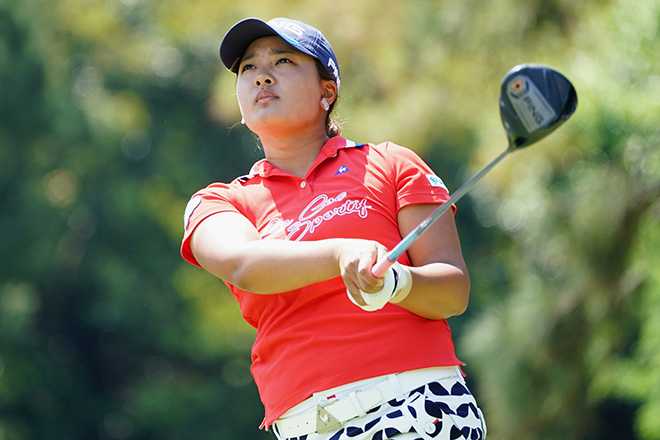 鈴木愛が大会連覇に王手　菊地絵理香が1打差単独2位に浮上